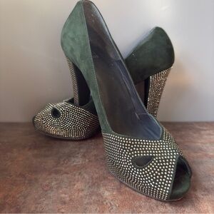 Stuart Weitzman high heels green suede US 9.5 studs. In perfect condition